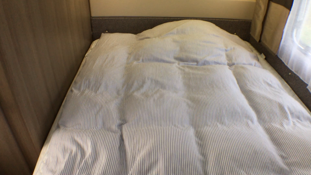 Dejlig soveplads med en god komfortmadras på 15 cm. Der er 2 sengespot og ekstra lys i soveafdelingen.