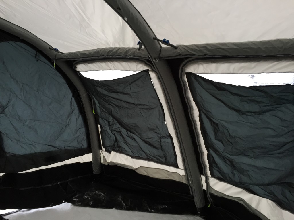 Teltet har en slags gardiner som sidder fast med velcro som er nemme at rulle ned, da de skal gemmes i posen under hvert vindue.