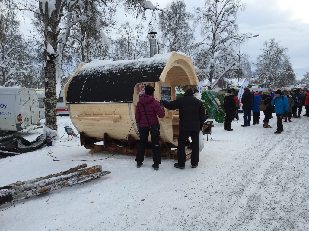 Måske skulle man sætte hjul på denne sauna så man kunne tage den med rundt efter bilen eller autocamperen.