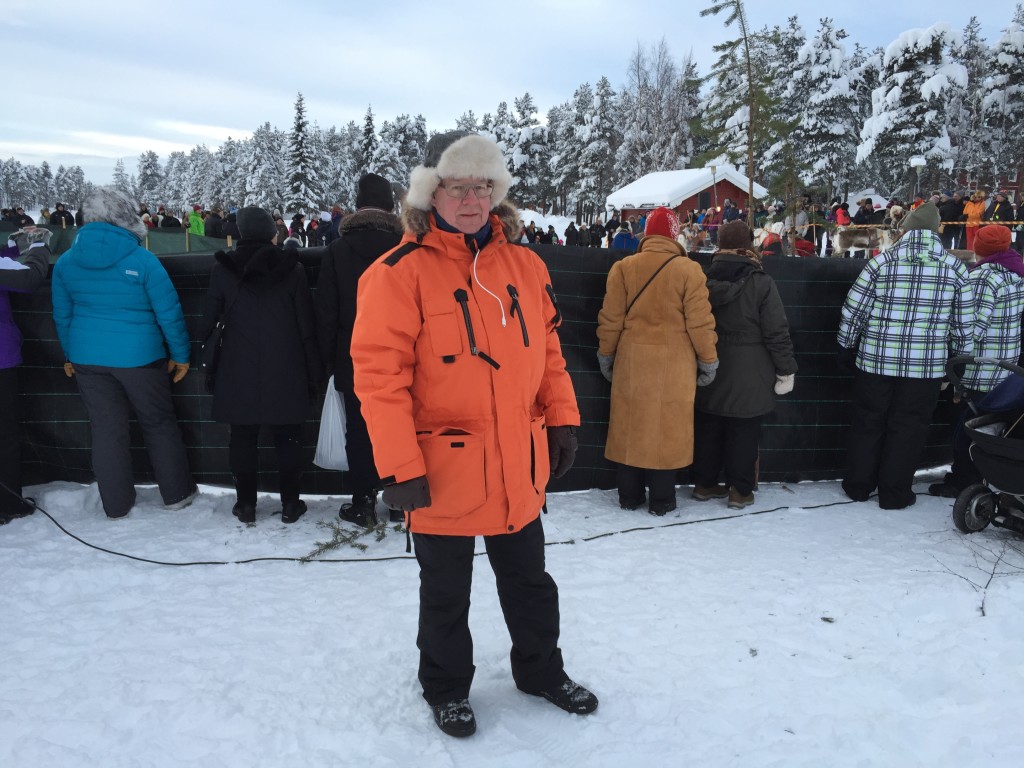 Vi har varmt tøj på og det skal man have, ikke mindst når vi skal ned på den tilfrossede sø og se Renrace.