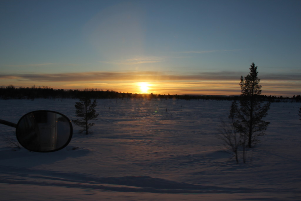 Da klokken er lidt i 3 forsvinder solen i horisonten, men det tager alligevel nogle timer før det er mørkt.