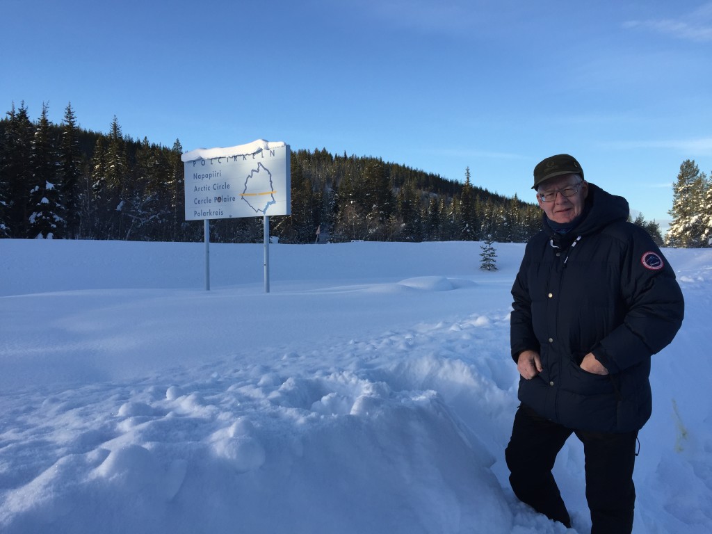 Vi er kørt til Polarcirklen som ligger omkring 10-12 km syd for campingpladsen, men der er så meget sne, så vi ikke kan komme tæt på skiltene.