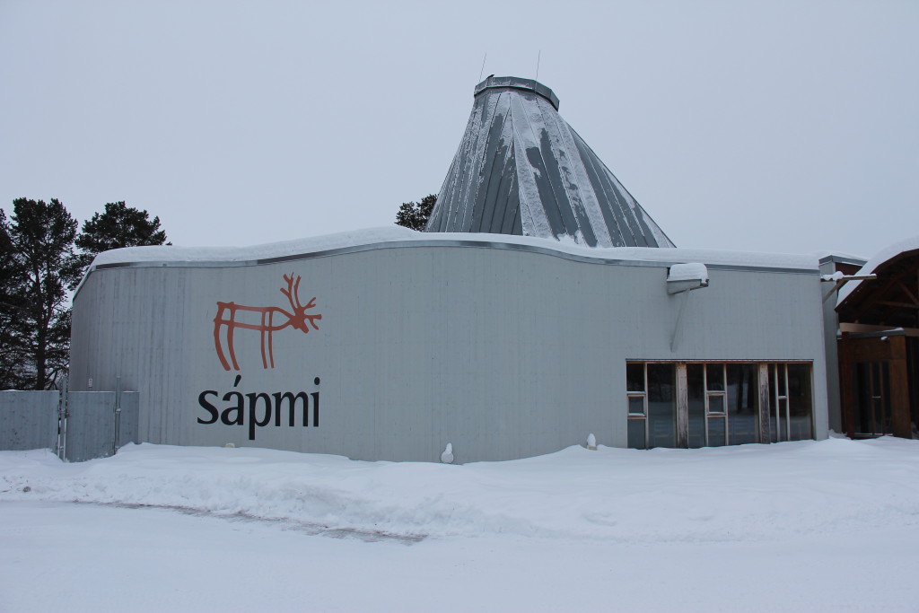Bygningen her er det gamle Sameting, som blev for lille, så et større er bygget uden for byen. Nu er det et turistcenter med samisk håndværk som vi hygger os med at kigge på.