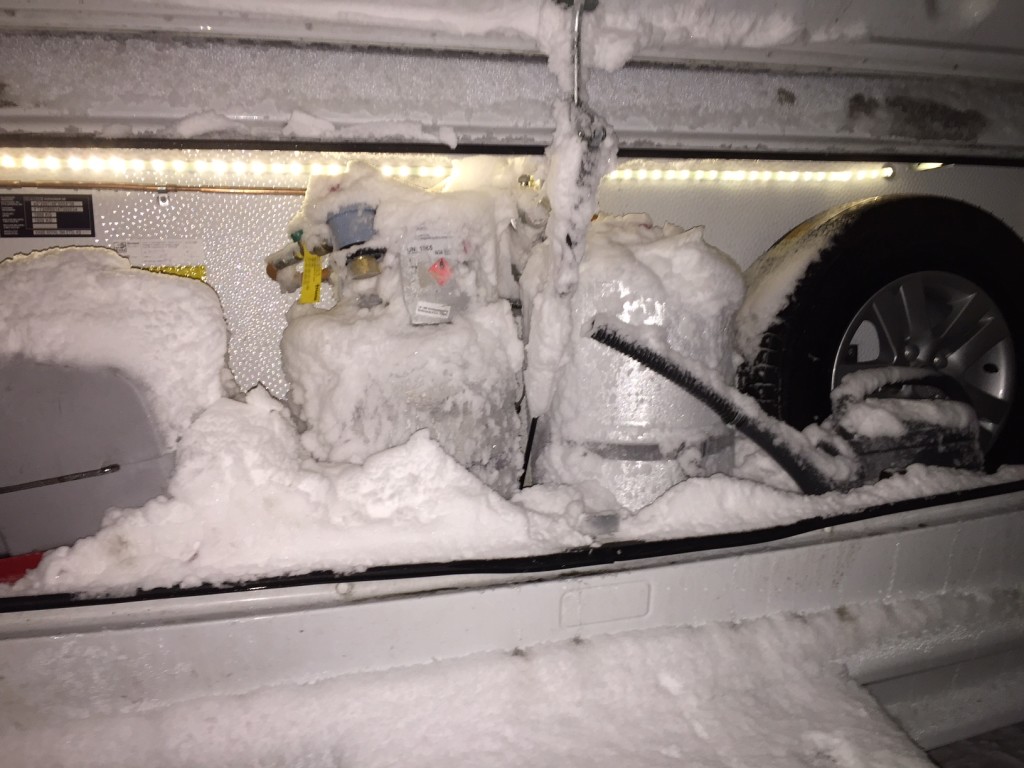 Sneen er faktisk paket ret så kompakt i gaskassen, men fyret har kørt upåklageligt siden vi kørte hjemmefra på gas, suppleret med elpatron på nogle af campingpladserne.