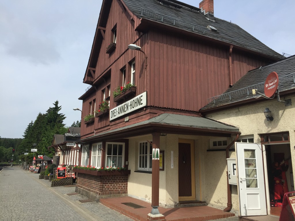 I dag er vi startet tidligt fra campingpladsen for at komme til den gamle station Drei Annen Hohne, her skal vi ud og køre med damptog op til Brocken. Stationen er en rigtig gammel togstation og agerer næsten en slags museum.