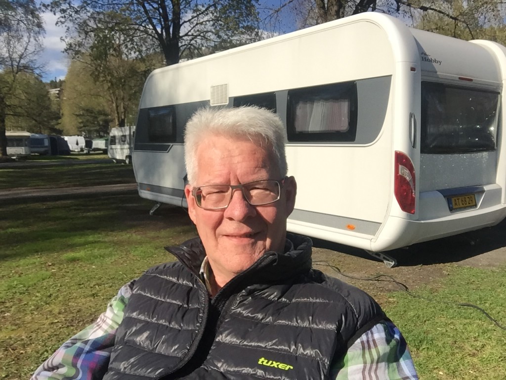Jeg snupper lige lidt tid i en stol i solen efter køreturen og før jeg skal i gang med at klippe lidt video sammen til denne dagbog.