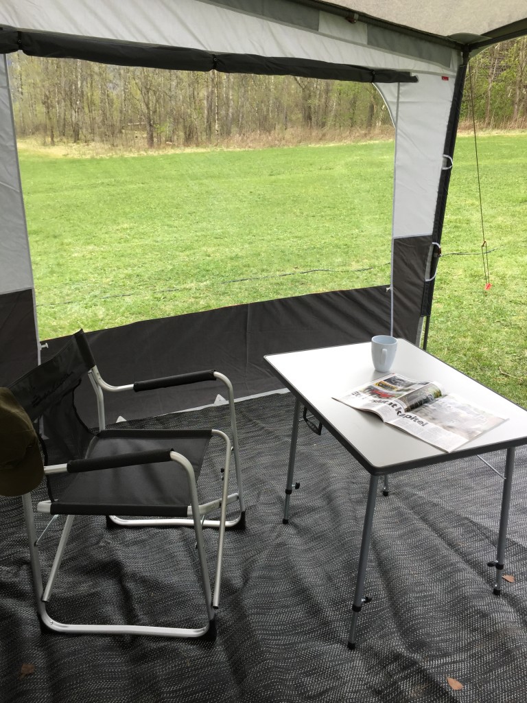 Efter frokost og en kop kaffe udendørs, hvor jeg nyder at regnen trommer på solsejlet og taget af campingvognen, beslutter jeg at jeg hellere må vise dig nogle billeder af hvordan jeg bor inde i vognen.