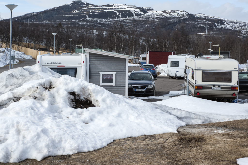 På Kiruna camping ligger nogle store bunker sne, temperaturen er på minus 1 grad, så der smelter ikke meget. Det sneede også om natten, bilen blev helt hvid. Vejene er heldigvis stadig bare, for vi havde ikke regnet med vinter så vinterdækkene blev hjemme. Turen ind over Rigsgrænsen er meget flot, her er der meget sne, skisæsonen strækker sig normalt også til midsommer her. Da vi kørte over grænsen ind i Norge, kørte vi foråret i møde. Men på Lofoten er klimaet mere barsk, så der var det ikke blevet grønt endnu. 