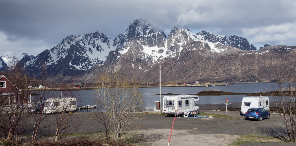 Så er vi ankommet til Lofoten, vi havde planlagt at bo på Hammerstad sjöhuscamping, der ligger nogle få kilometer før Svolvær. Det viste sig at være en lidt kedelig og forblæst campingplads. Men campingpladserne i Svolvær var desværre ikke åbne endnu.