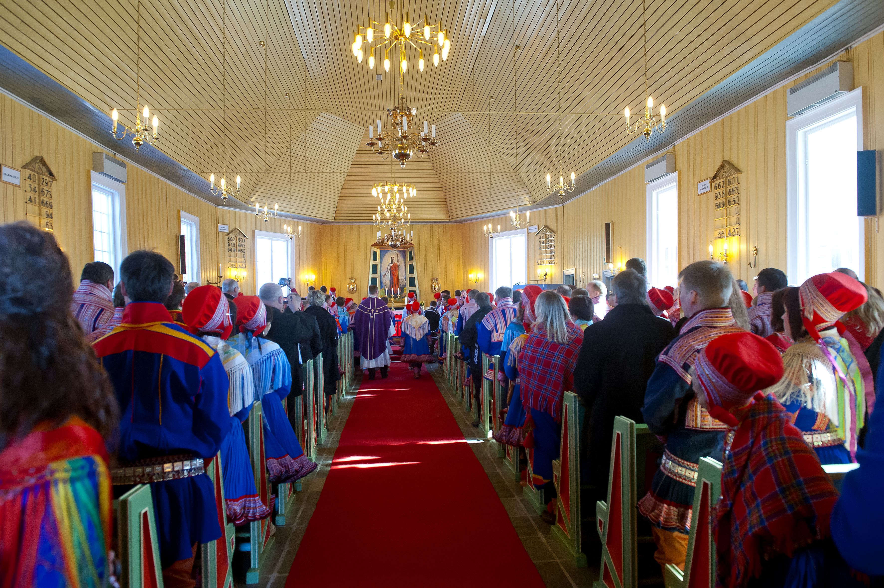Hele kirken er fyldt, et utroligt smukt skue med så mange samiske dragter. Der er kun plads til konfirmanderne og deres pårørende, så vi må nøjes med at følge med fra våbenhuset. Gudstjenesten tager meget lang tid, den foregår både på norsk og samisk. 