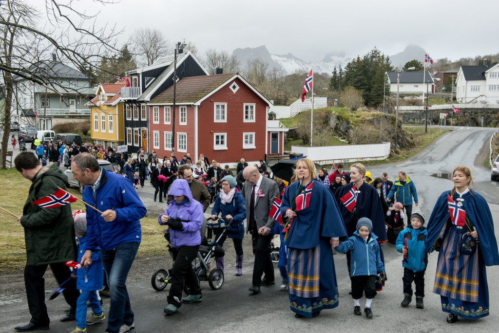 17. maj bliver fejret over hele Norge, det er en festdag uden partipolitiske undertoner. Mange kommer i deres smukke folkedragter, men vejret var desværre ikke med os, om formiddagen småregnede det, så mange havde valgt noget praktisk der kunne tåle regnvejret. Om eftermiddagen styrtregnede det, så det hele blev mere eller mindre aflyst - desværre. 