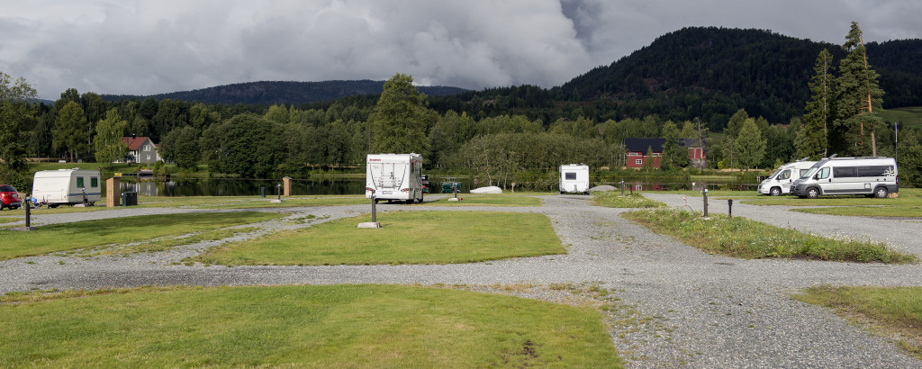 Da vi planlagde turen havde vi valgt en meget centralt beliggende campingplads, nemlig Telemark Kanalcamping i Lunde, der ligger lige ned til kanalen. Fra Langesund er der kun ca. 65 km. Vi ankom til Telemark Kanalcamping sidst på eftermiddagen, hvor vi blev budt velkommen af Erling Skoe, der er ejer af pladsen. I receptionen er der turistinformation med kort og brochurer over en stor del af Telemarken. Derudover er der også en lille butik med forskellige fornødenheder og et større udvalg af forskelligt lystfiskerudstyr og meget mere. 