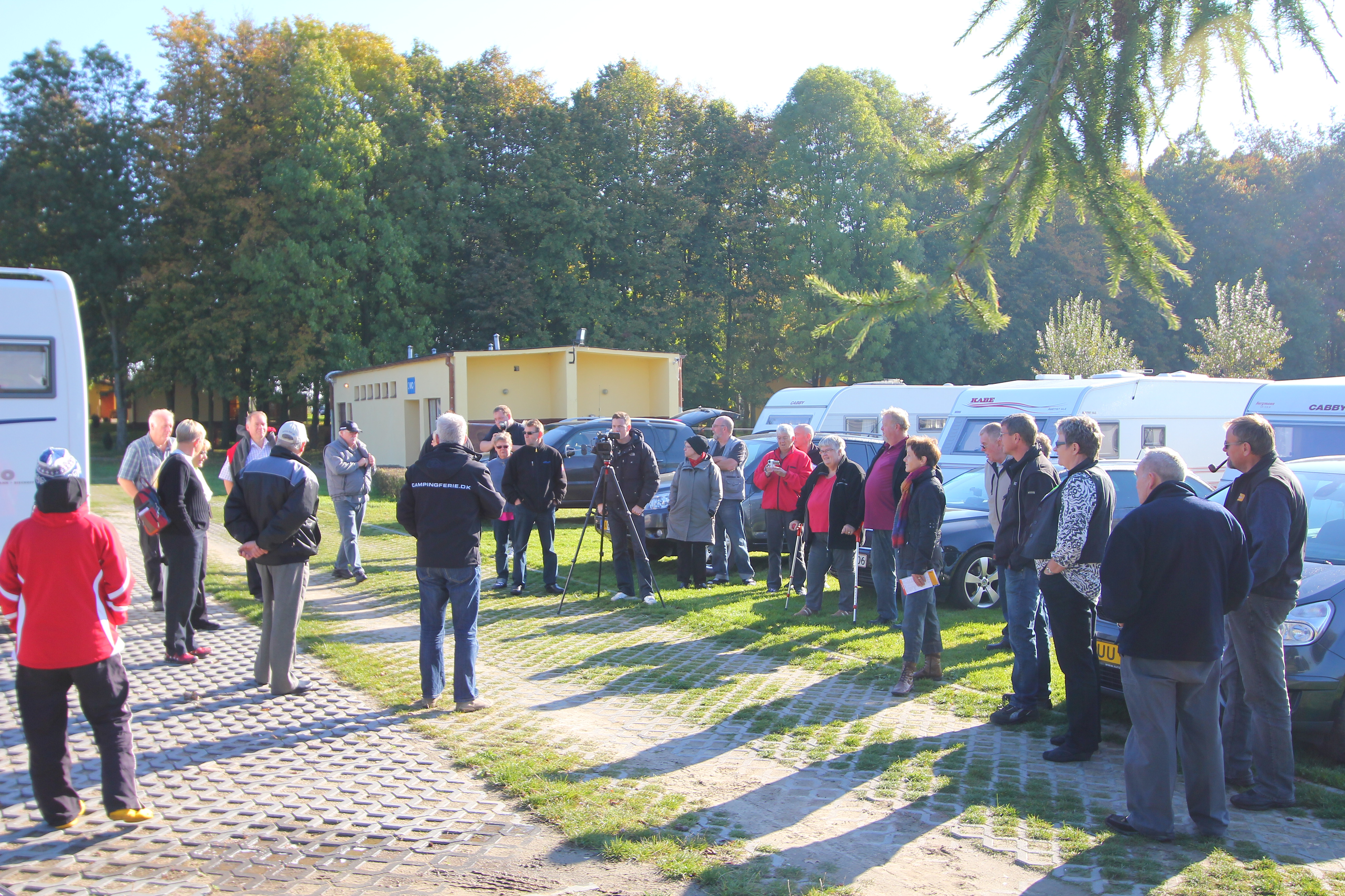 Næste morgen holder vi et informationsmøde så alle ved hvad vej vi skal mod Ulveskansen, ligesom vi afteler hvem der følges ad. Det er nemmere at køre i grupper på 4-6 vogne, i stedet for 20 vogne sammen. Jeg vælger ofte at køre sidst for at kunne sikre at vi ikke efterlader nogen i vejkanten.