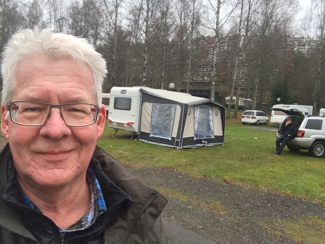 Jeg var lige ved at lave en selfie og lægge på Facebook, for fortælle at jeg selv havde stillet forteltet op, men opdagede så at Rasmus var kommet med i billedet. Så jeg må hellere holde mig til fakta og fortælle at vi begge satte det op.