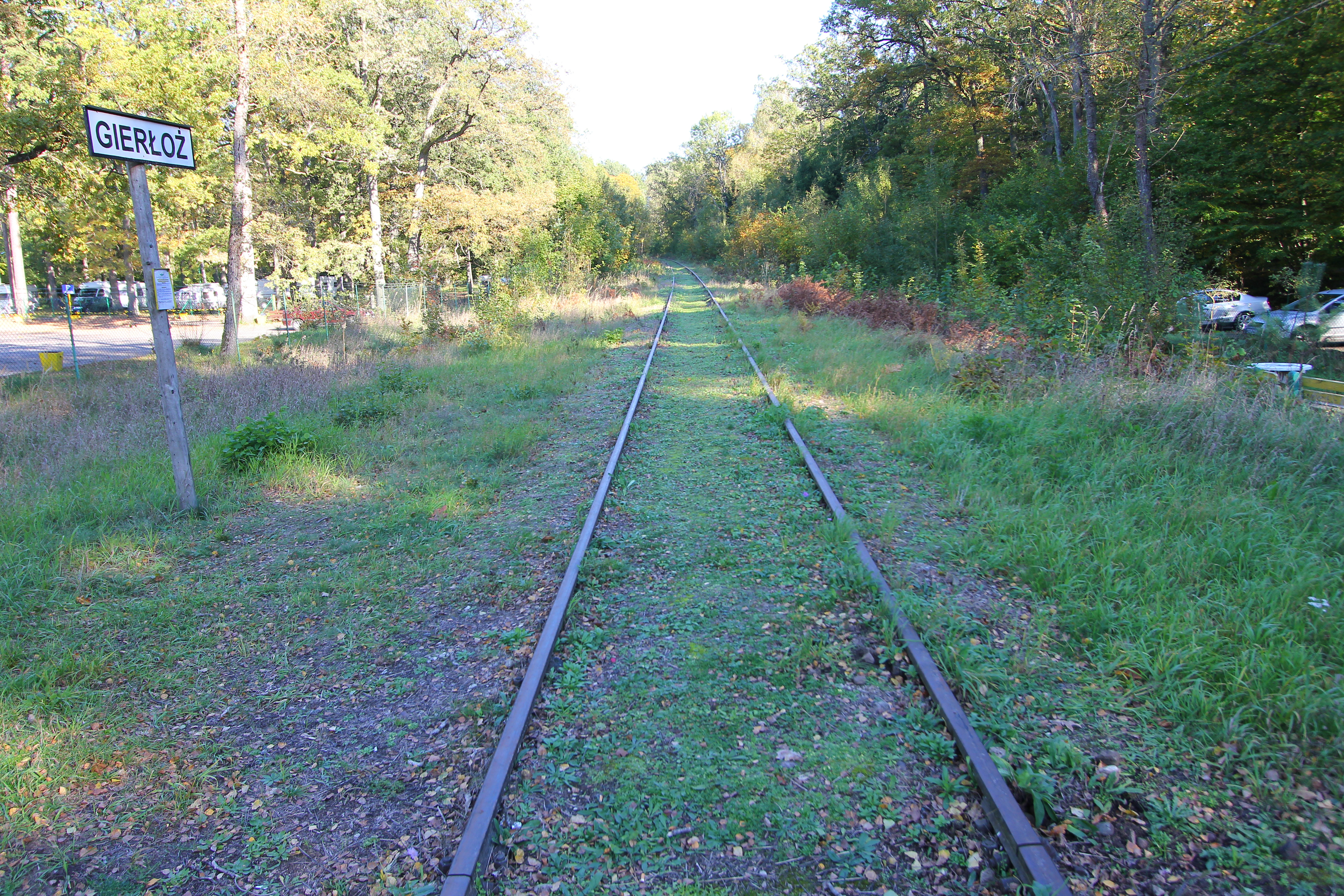 Vi krydser jernbanen ved Gierloz som området hedder. Jernbanen blev bl.a. brugt af Hitler og til transport af forsyninger til området. Du kan lige skimte vores campingvogne og autocampere i baggrunden. Jeg ankommer som den sidste, så jeg er sikker på at der ikke holder nogen på landevejen som er kørt i stykker.