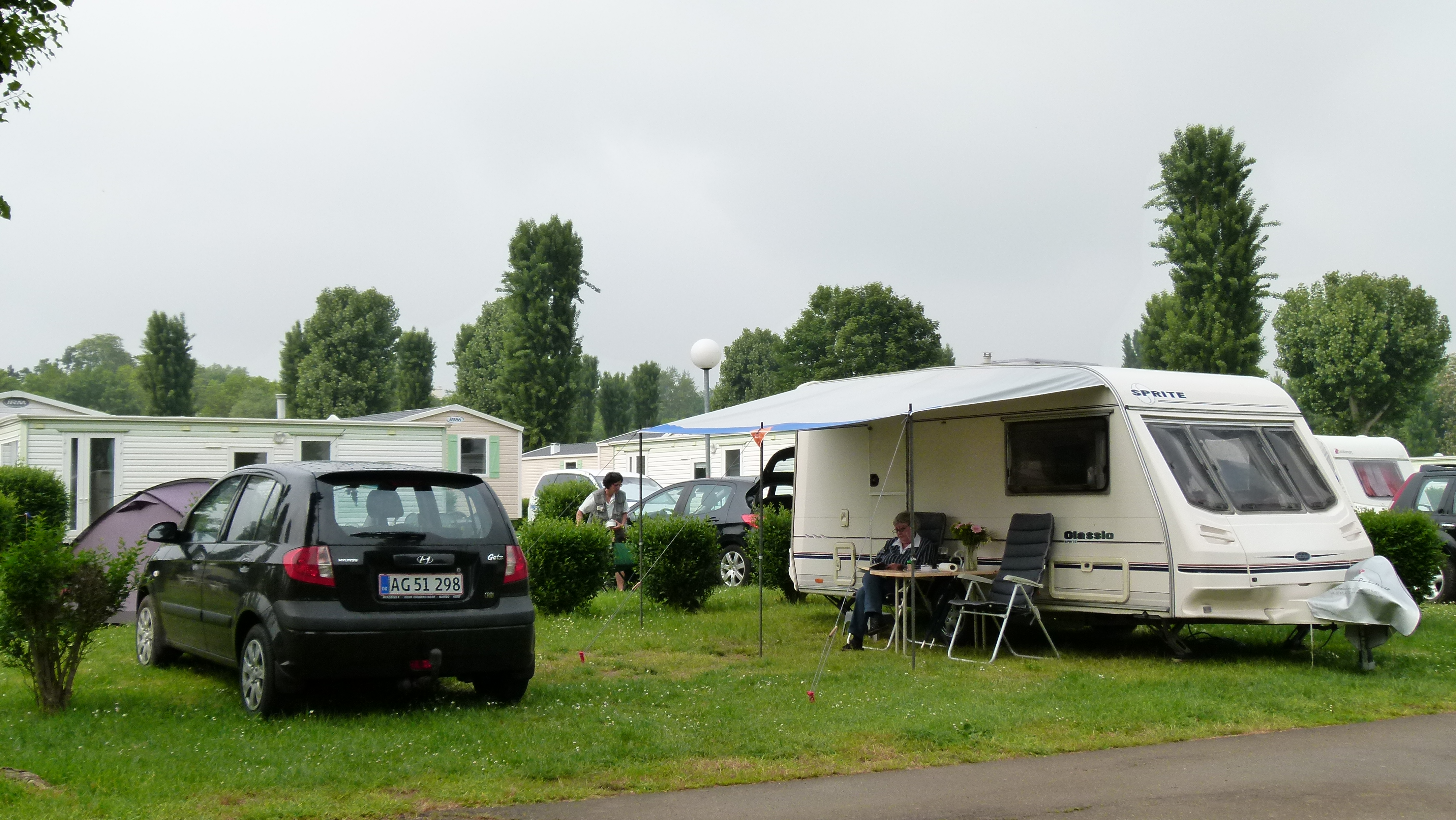 Camping International de Maisons Laffitte ligger i udkanten af Paris lige ned til Seinen. Der er en jernbanestation ikke langt fra campingpladsen. Så herfra tager det ca. 25 min til centrum af byen.
