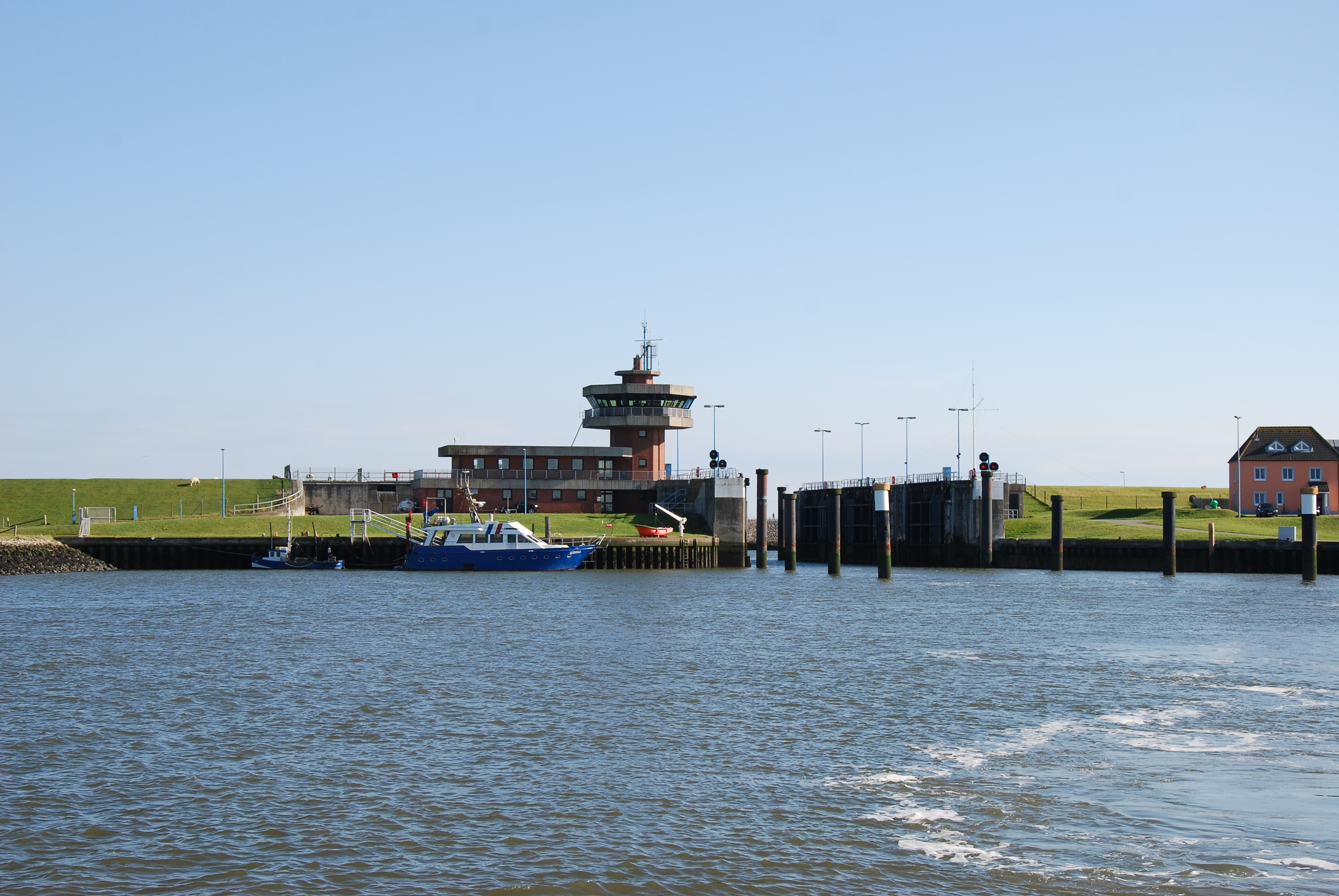 Indsejlingen til Büsum Havn, der ligger beskyttet bag store porte.