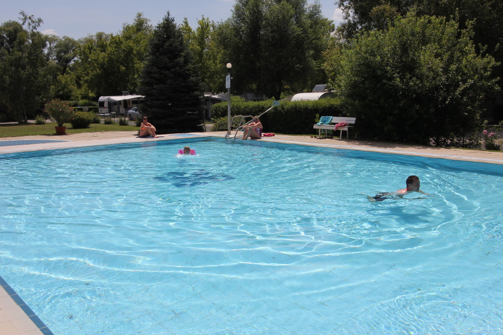 Her er vi på CASTRUM Camping i byen Keszthely tæt på Balatonsøen. Det er den 4. juli og vi har en del af campingpladsen og poolen for os selv. Vi betalte med Camping Cheque i højsæsonen. Tjek selv om det stadig er sådan.