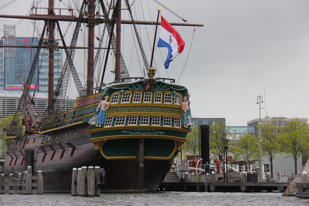 Dette flotte skib er en kopi af skibet Amsterdam og skibet kan sejle lige så lidt som vores egen fregatten Jylland i Ebeltoft. Men flot er det.