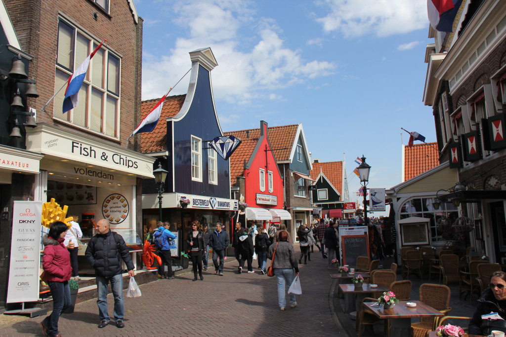 Vores næste mål er byen Volendam som er en hyggelig lille fiskehavn med forretninger, cafeer, ostebutikker og diamanter.