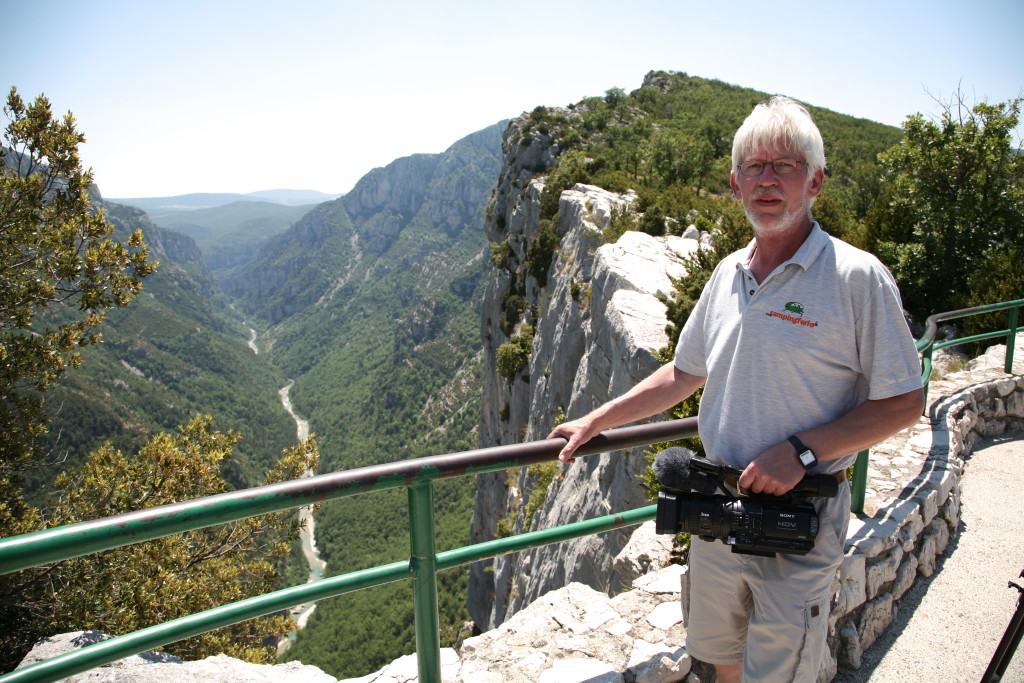 Gorges du Verdon er Frankrigs svar på Grand Canyon og der er langt ned, hvilket er årsagen til, at Jann på billedet holder godt fast i gelænderet.
