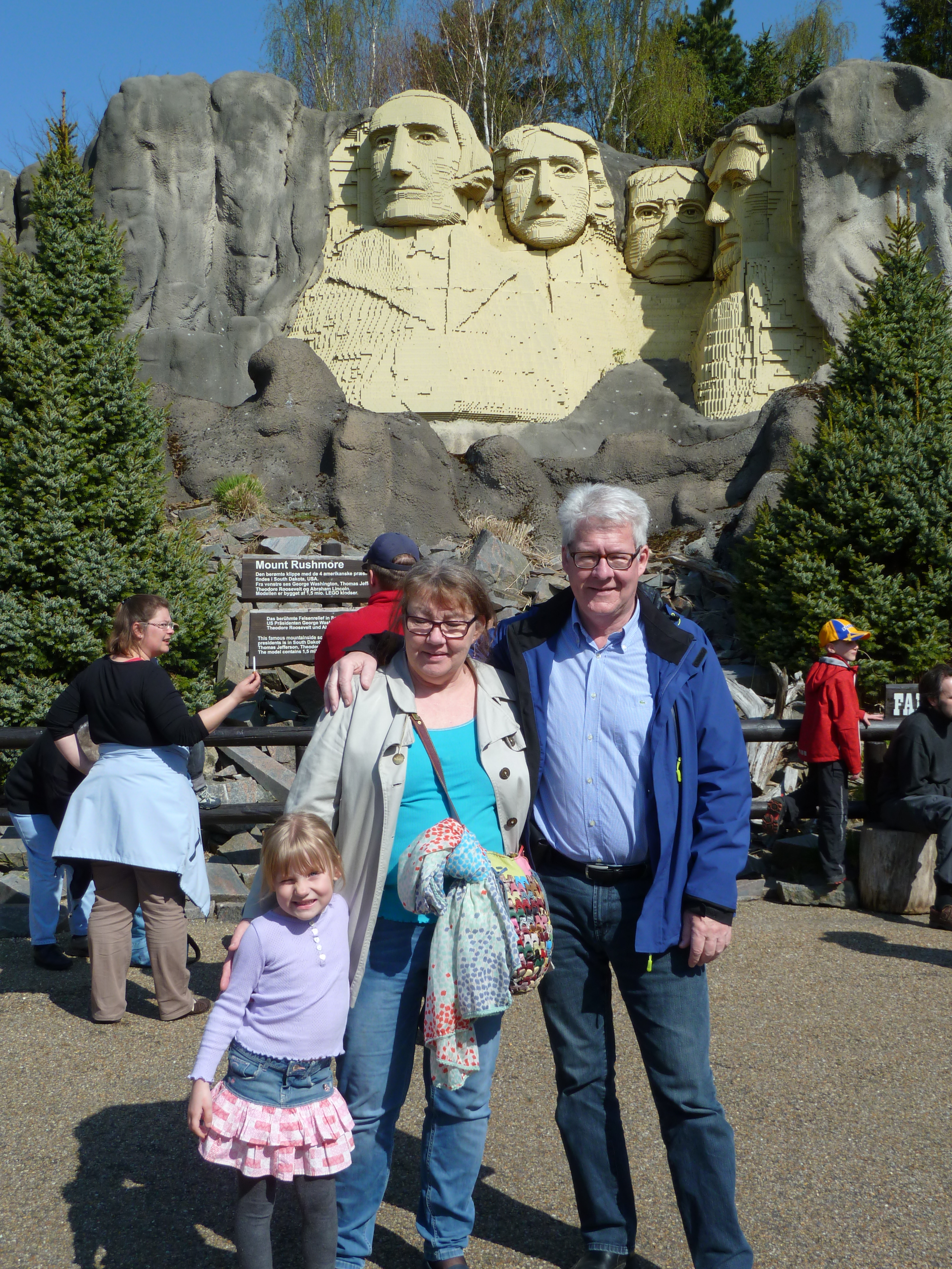 Her er vi med Mount Rushmore i baggrunden med de amerikanske præsidenter hugget ud i klipperne.
