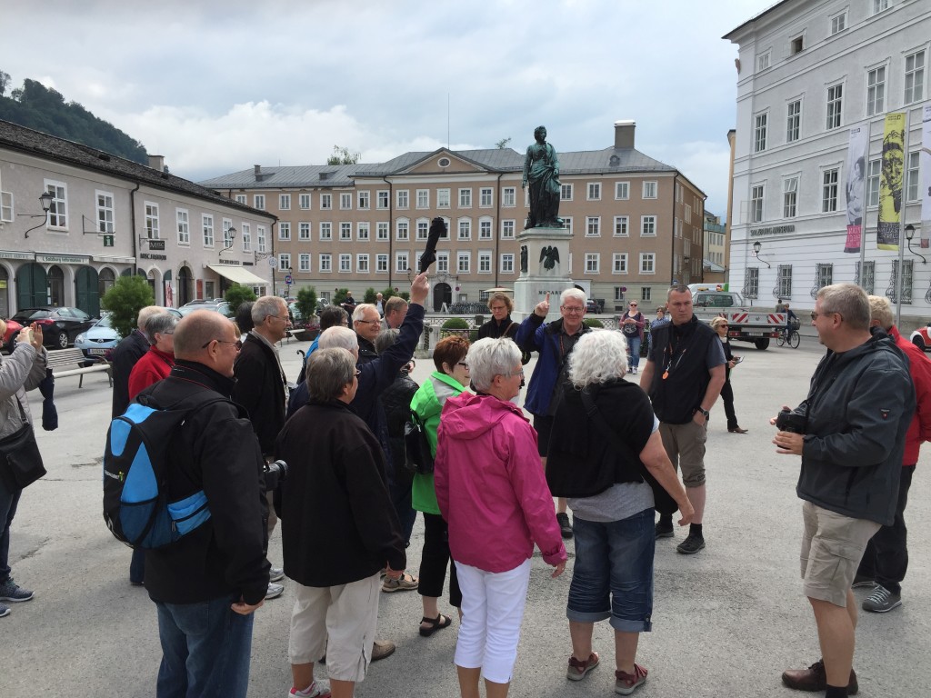 Vi stopper lige på Mozarts Platz hvor statuen af byens berømthed Mozart står. Her fortæller Peer lidt historie, så vi er klar til at gå ind i hans fødehjem.