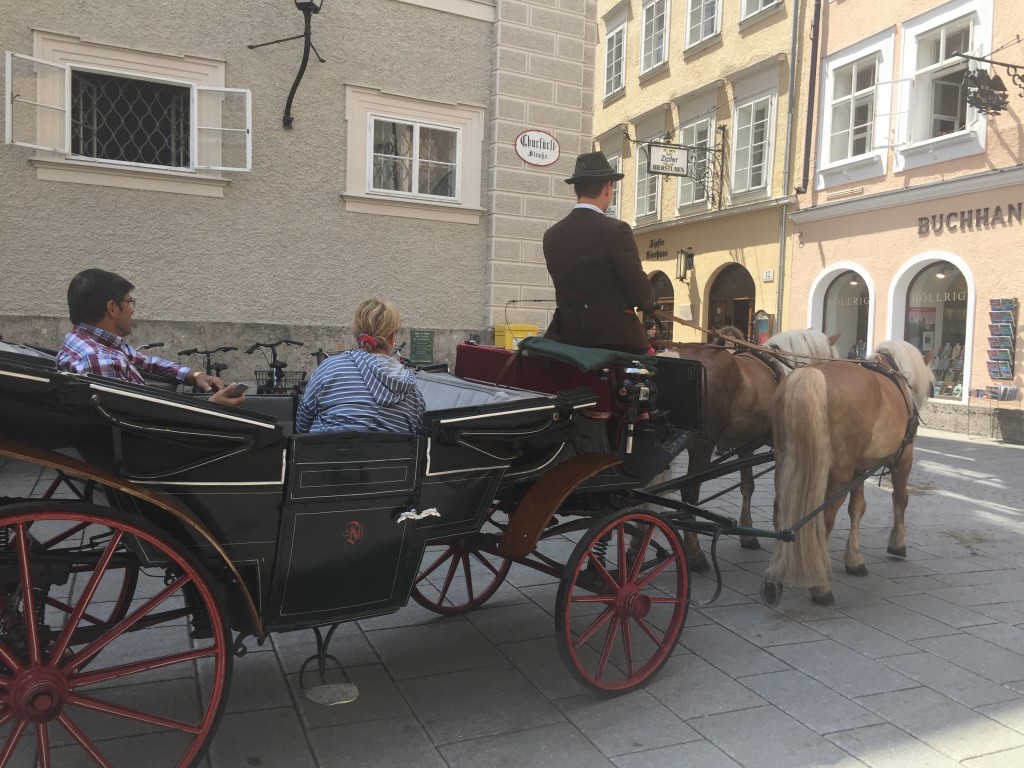 Efter rigtig meget historie om Mozart er vi nede og gå i Salzburg, her kan man også køre i hestevogn rundt i byen, hvis man skulle blive træt i fødderne.