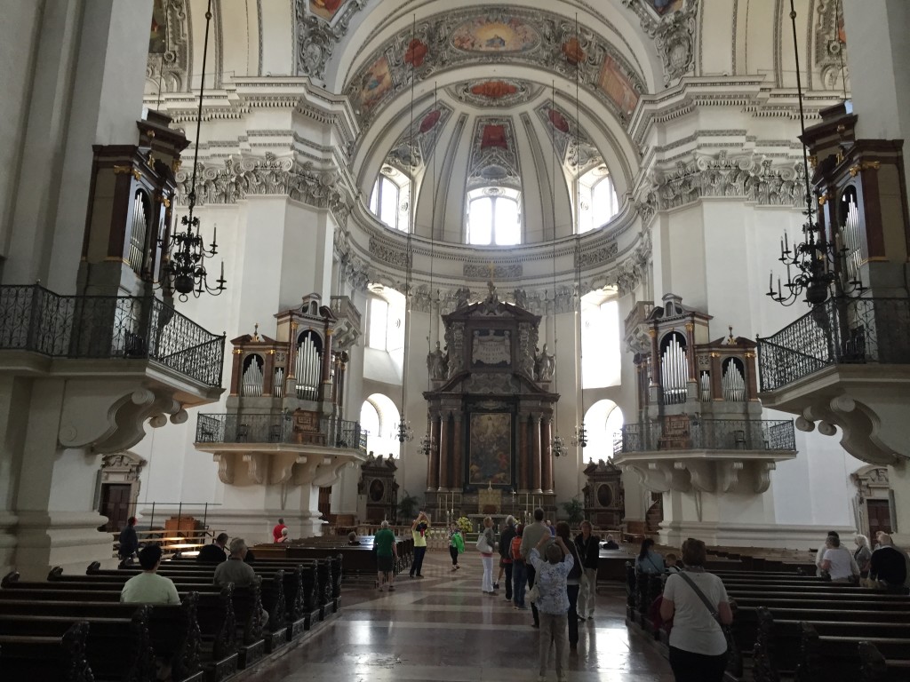 Domkirken er fantastisk smuk og efter Danske kirkeforhold kæmpe stor. Her er ikke mindre en 5 orgler. Der er den store altertavle i bunden af kirken, men i mellemgangene er der alterer i begge sider.