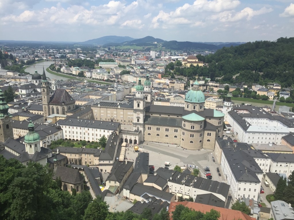 På toppen af fæstningen bliver man belønnet med den skønneste udsigt ud over Salzburg og hele omegnen. Vi var i dag heldige med vejret og fik den skønneste udsigt i alle retninger.
