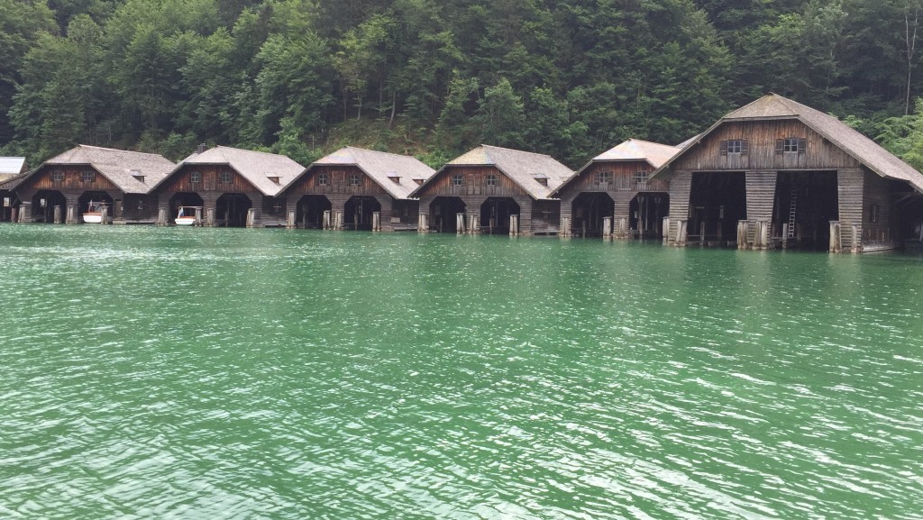 De kendte bygninger er garager for de mange eldrevne turbåde som sejler på søen.