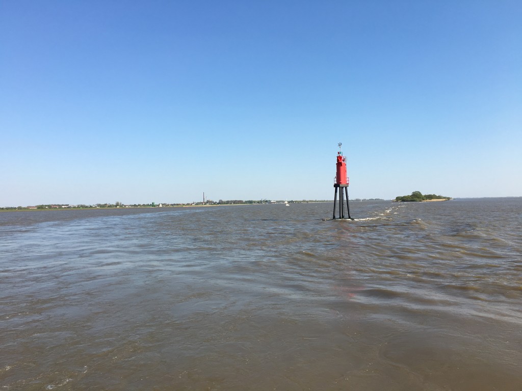 Snart er færgen på vej over Elben som har et brunt grumset vand med en stærk strøm.