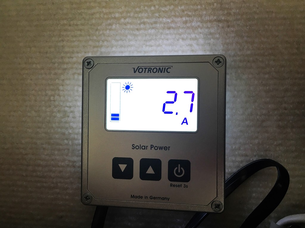 I dag hvor det er solskin indlader mine 2x100 watt solceller 2,7 amp, men batteriet på 115 amp er også fuldt opladet.