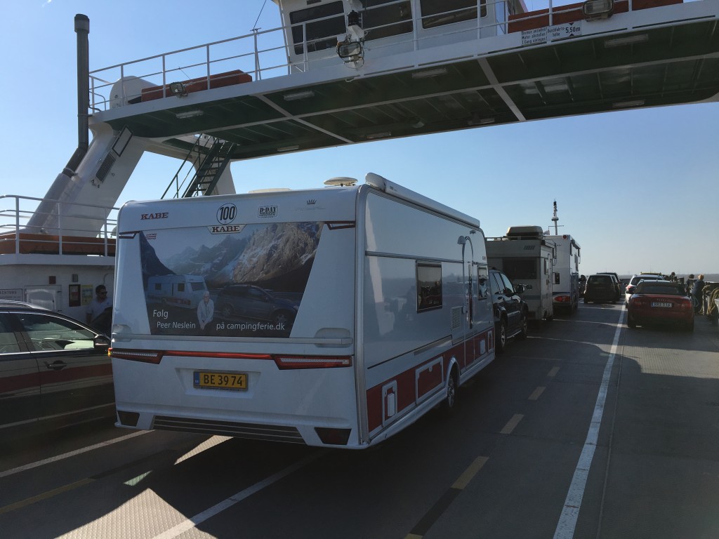 På vores rejse gennem landene var vi med den lille færge over Elben øst for Hamburg, for at undgå byens trafikkaos. En færge giver også en god afveksling på en rejse, hvor man kan strække benene og få frisk havluft.