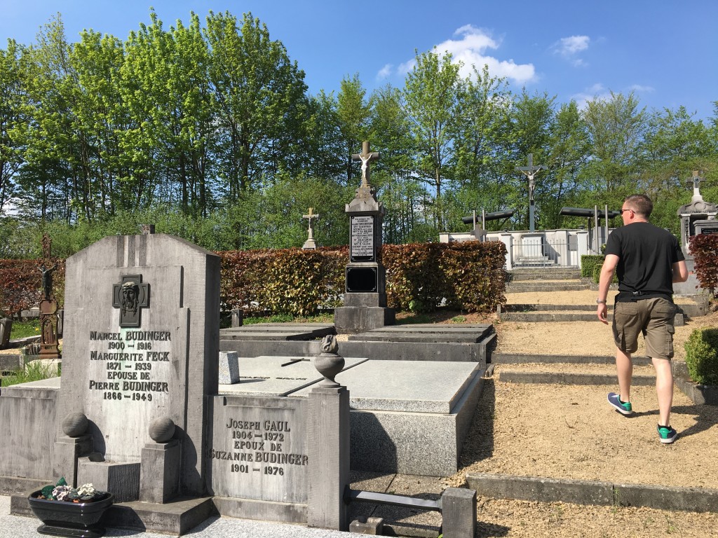 Vi går en lille tur i en Belgisk landsby og besøger byens kirkegård og kigger på grave, navne og årstal.