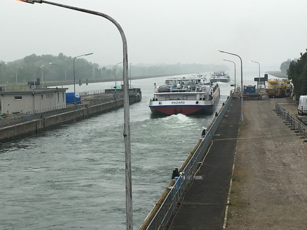 I Tyskland stopper vi selvfølgelig ved Rhinen og kigger på sluser.