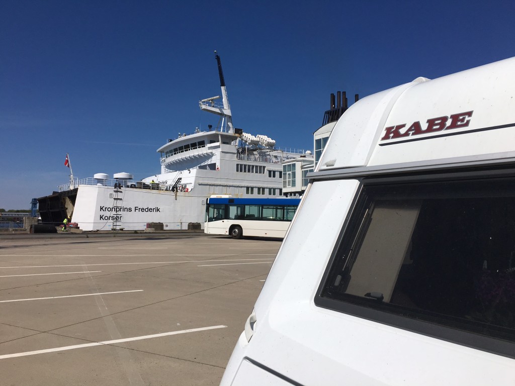 Vi holder på havnen i Rostock og glæder os over at vi skal sejle hjem med Kronprins Frederik. Det er da fornemt.