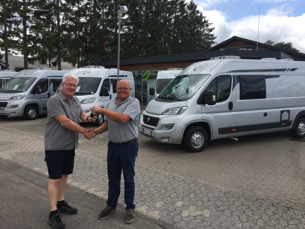 Peer Neslein får nøglerne til en RoadCar 640 af Aksel Nielsen fra PointBiler i Haslev som er forhandler af de nye fritidsbiler på Sjælland. Aksel Nielsen fortæller at han har 5 vogne hjemme i RoadCar i model 600 og 640. Priserne starter ved kr. 435.900. Se www.fritidsbiler.dk