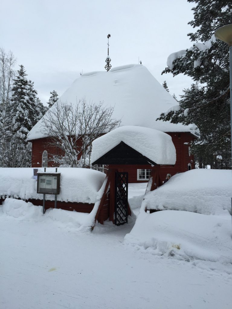 Den gamle kirke i Jokkmokk er begravet i sne. I øvrigt en dejlig hyggelig lille kirke.