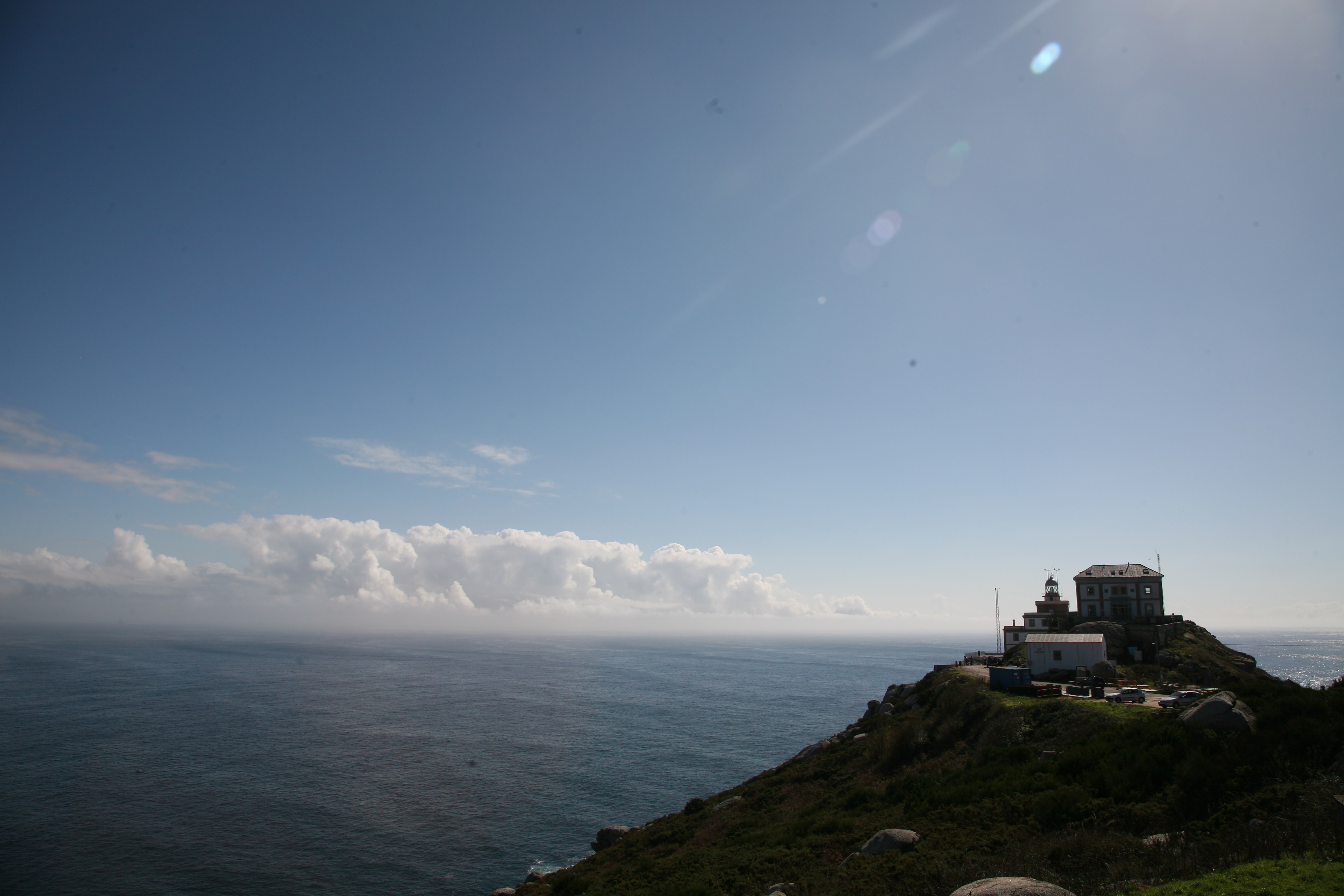 Cabo Finisterre, fyrtårnet, ligger på den yderste klippe.