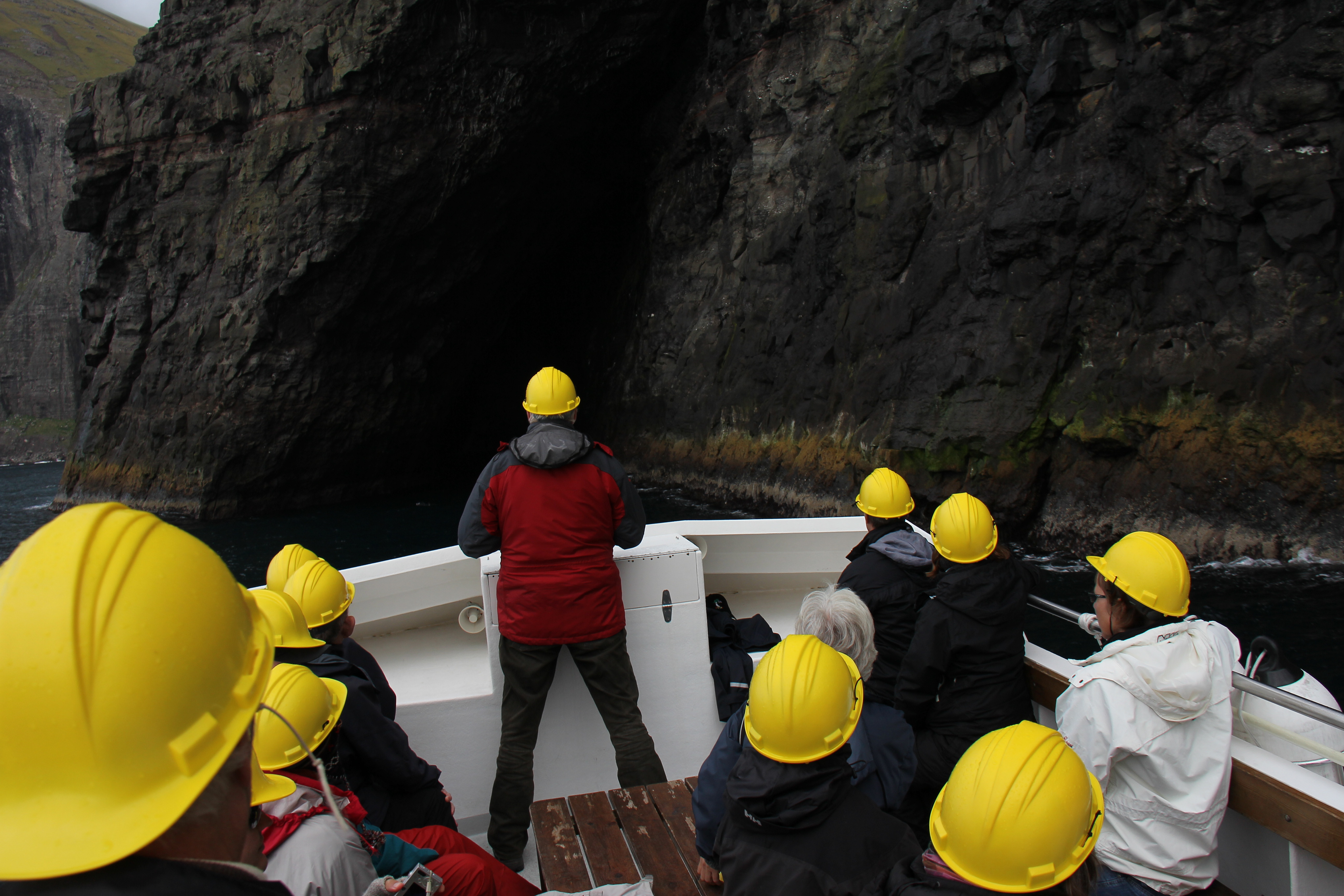 Vi er på vej ind i en grotte, hvor kaptajnen på vores båden styrer båden med milimeters præcision, uden at ramme klippevæggene. Og det er ikke kaptajnen i den røde jakke, men en af vores danske campister, Henning, som er ivrig amatørfotograf.