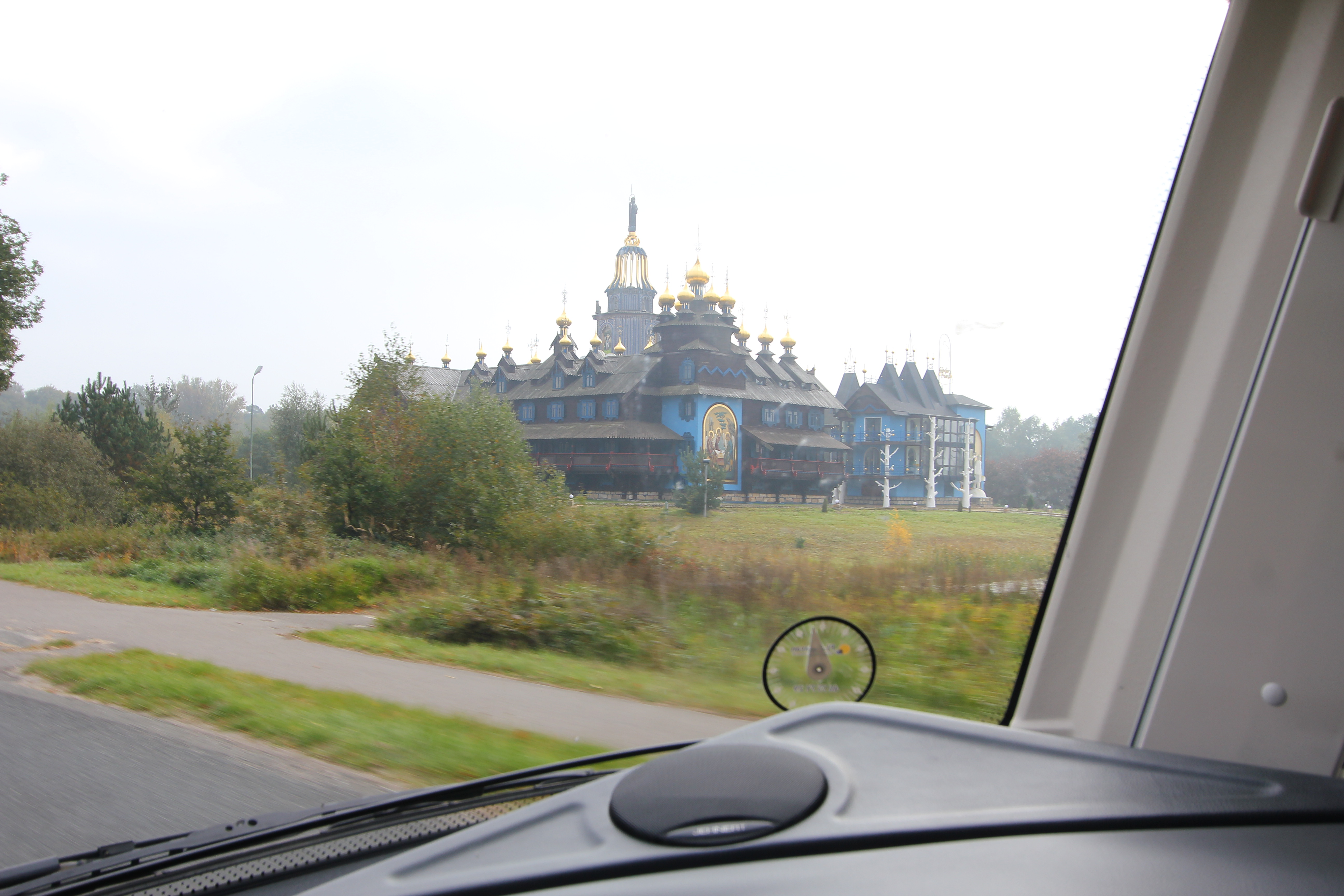 I byen Gifhorn passerer vi et stort vind- og vandmøllemuseum som også rummer denne russisk ortodokse flotte kirke, som vi ikke skal se i dag. Men vi skal besøge den en dag.