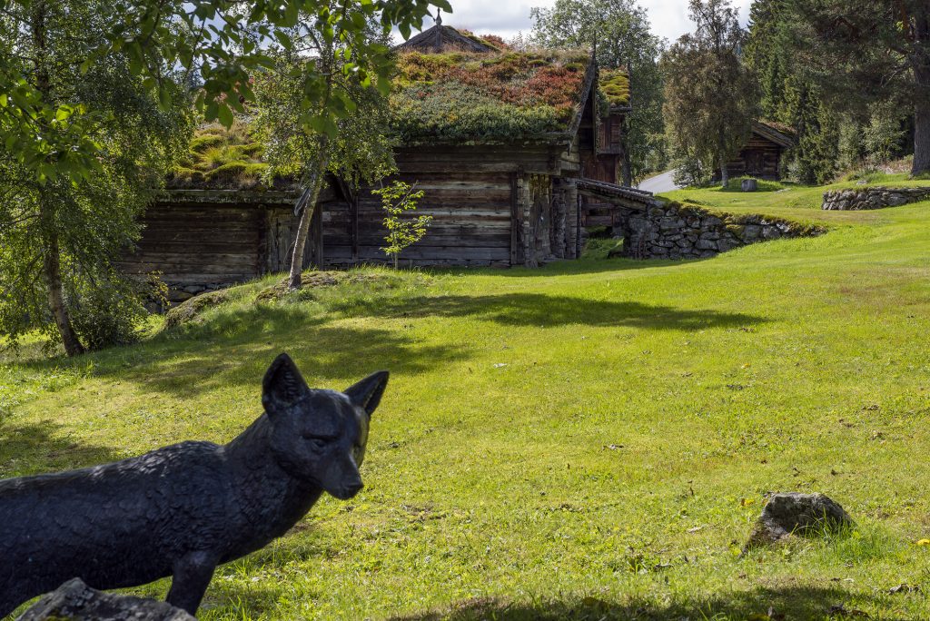 I dag følger vi kanalen mod Dalen, der er endestation for Telemarks Kanalen. Men inden vi kører ned til byen Dalen fortsætter vi til Grimsdalen, der ligger lidt vest for Dalen. Her skal vi besøge fjeldgården ”Grimdalen”, der er den norske billedhugger Anne Grimsdalens barndomshjem (1899 – 1961). Det er i dag indrettet til galleri og museum, men det er desværre lukket her sidst i august. 