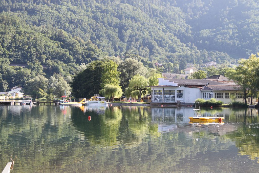 Levico søen er pladsens omdrejningspunkt, her er der skønt at bade og sejle. Man kan også spadsere en tur langs søen og nyde den dejlige natur. Man kan leje pedalbåde til en tur på søen.
