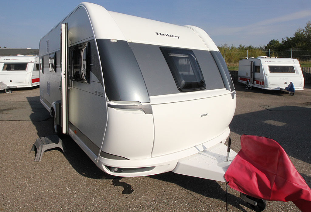 2021 Hobby De Luxe 545 KMF Kampagne – Familievogn for fire på camping (Reklame)