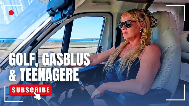 Signe og Robert er på campingtur med golf, telt og teenagere – se deres nye video med regnvejr, grin og Danmarks hyggeligste golfbane.