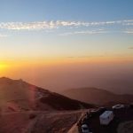 Autocamper ved bjergpas i Europa ved solnedgang