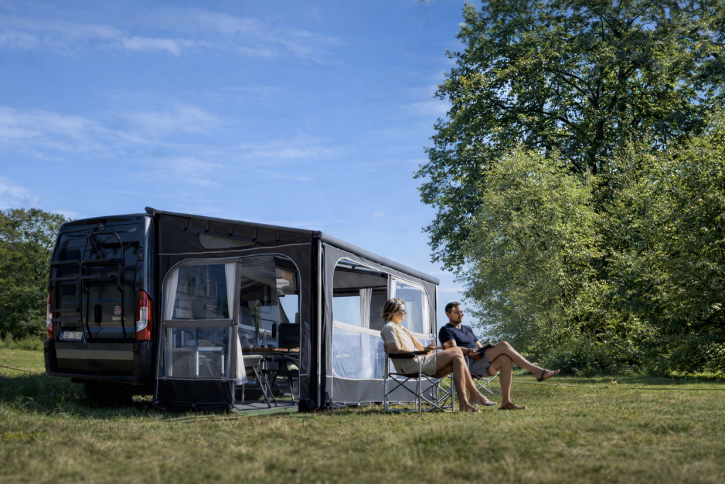 Markise med sider og front på campingvogn skaber hyggelig udestue på campingplads