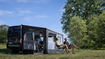 Afslapning i campingvognens skygge