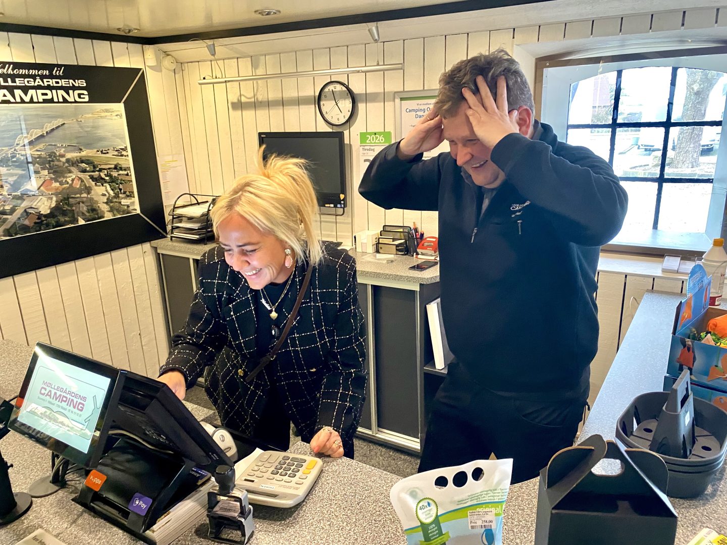 Signe Neslein prøver at arbejde som campingforhandler hos Møllegårdens Camping i Nordjylland